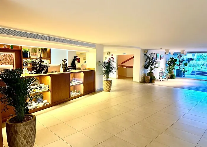 Beautiful Sea View Apartment & Direct Pool Access