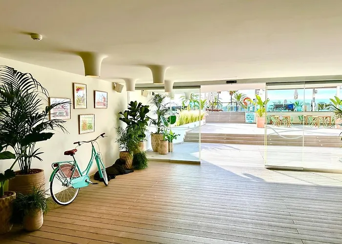 Beautiful Sea View Apartment & Direct Pool Access